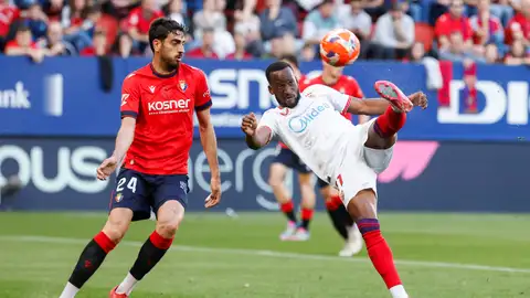 El delantero belga del Sevilla Dodi Lukebakio (d) pelea un balón con el defensa de Osasuna Alejandro Catena en el partido de LaLiga entre Osasuna y Sevilla, este jueves en el estadio de El Sadar de Pamplona El delantero belga del Sevilla Dodi Lukebakio (d) pelea un balón con el defensa de Osasuna Alejandro Catena en el partido de LaLiga entre Osasuna y Sevilla, este jueves en el estadio de El Sadar de Pamplona
