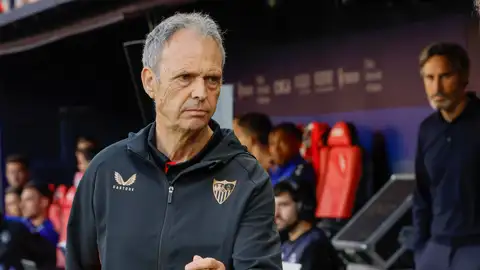 El entrenador del Sevilla, Joaquín Caparrós, este jueves, durante el partido de la jornada 33 de LaLiga EA Sports, entre el Osasuna y el Sevilla, en el estadio El Sadar de Pamplona El entrenador del Sevilla, Joaquín Caparrós, este jueves, durante el partido de la jornada 33 de LaLiga EA Sports, entre el Osasuna y el Sevilla, en el estadio El Sadar de Pamplona