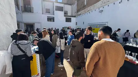 La Junta participa en la I Feria de Empleo de la Cámara de Comercio de Cáceres, punto de encuentro entre oferta y demanda laboral La Junta participa en la I Feria de Empleo de la Cámara de Comercio de Cáceres, punto de encuentro entre oferta y demanda laboral