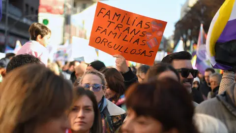 Imagen de archivo: Varias personas durante una manifestación en defensa de la Ley LGTBI y la Ley Trans (2023) Imagen de archivo: Varias personas durante una manifestación en defensa de la Ley LGTBI y la Ley Trans (2023)