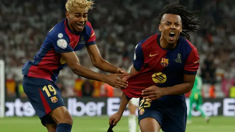 El defensa francés del Barcelona Jules Koundé (d) celebra el tercer gol de su equipo durante la final de la Copa del Rey que disputan Real Madrid y FC Barcelona hoy sábado en el estadio de La Cartuja, en Sevilla
