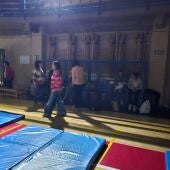 Viajeros que han pasado la noche en el pabellón municipal de Manzanares