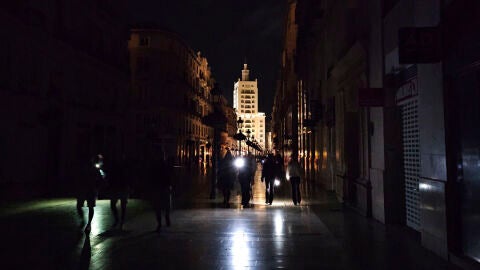 Vista de la céntrica calle Larios de Málaga, una de las más reconocidas de España, a oscuras durante la noche del lunes durante el apagón eléctrico./ EFE/ Enrique Bermúdez