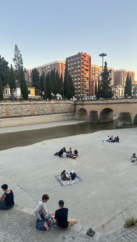 Apagón en Granada jóvenes a la orilla del río Genil