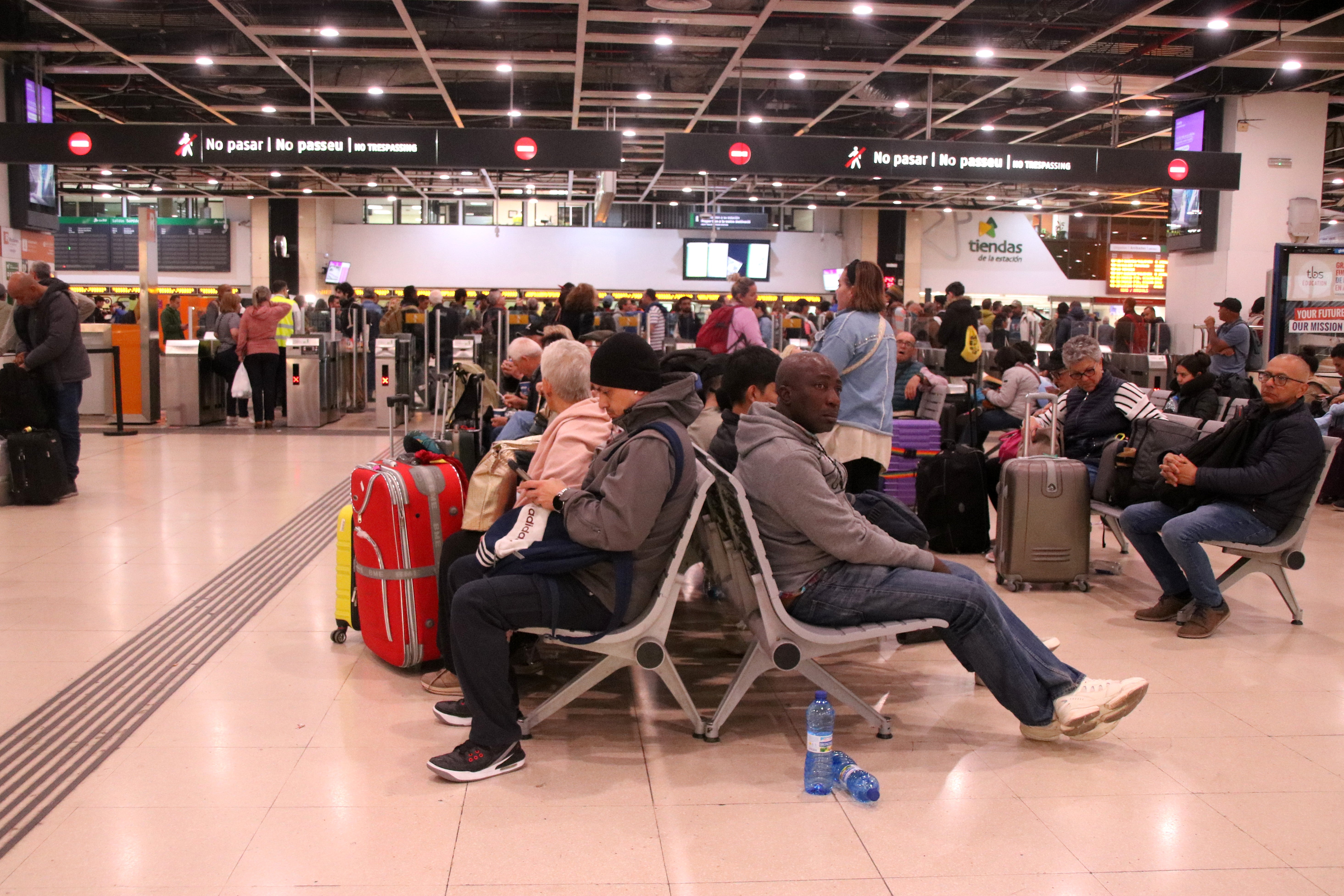 Nueva incidencia con los cercanías en Cataluña: un fallo técnico ha bloqueado la línea entre el Prat y el Aeropuerto Nueva incidencia con los cercanías en Cataluña: un fallo técnico ha bloqueado la línea entre el Prat y el Aeropuerto