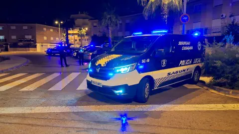 Coche de la Policía Local Policía Local durante una actuación e la noche tras el apagón eléctrico