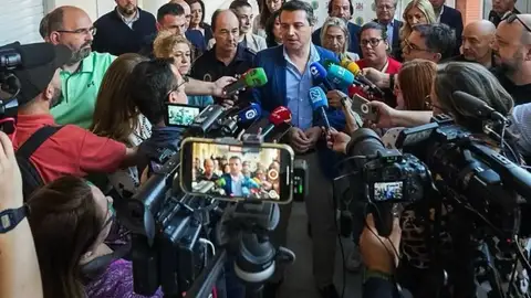 El alcalde de Córdoba, José María Bellido, atendiendo a los medios El alcalde de Córdoba, José María Bellido, atendiendo a los medios