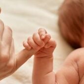 Comienzan los trámites para suprimir el límite de renta en las ayudas a la natalidad en Extremadura