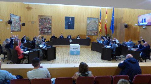 El gobierno de Benidorm aprueba el contrato de parques y jardines por 10.5 millones para cinco años en un nuevo pleno bronco con bomberos concentrados a las puertas El gobierno de Benidorm aprueba el contrato de parques y jardines por 10.5 millones para cinco años en un nuevo pleno bronco con bomberos concentrados a las puertas