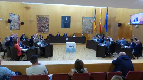 El gobierno de Benidorm aprueba el contrato de parques y jardines por 10.5 millones para cinco años en un nuevo pleno bronco con bomberos concentrados a las puertas El gobierno de Benidorm aprueba el contrato de parques y jardines por 10.5 millones para cinco años en un nuevo pleno bronco con bomberos concentrados a las puertas