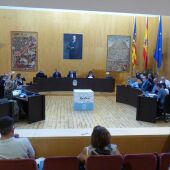 El gobierno de Benidorm aprueba el contrato de parques y jardines por 10.5 millones para cinco años en un nuevo pleno bronco con bomberos concentrados a las puertas