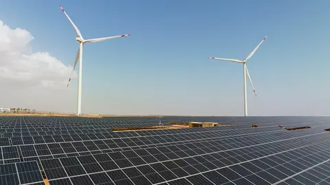 Placas solares y molinos de viento Placas solares y molinos de viento