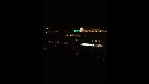 Momento en el que comienza a retomarse el suministro eléctrico en una zona de Elche. Momento en el que comienza a retomarse el suministro eléctrico en una zona de Elche.