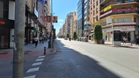 La avenida de Maisonnave en la tarde de ayer. Había gente paseando pero muy pocos establecimientos abiertos La avenida de Maisonnave en la tarde de ayer. Había gente paseando pero muy pocos establecimientos abiertos