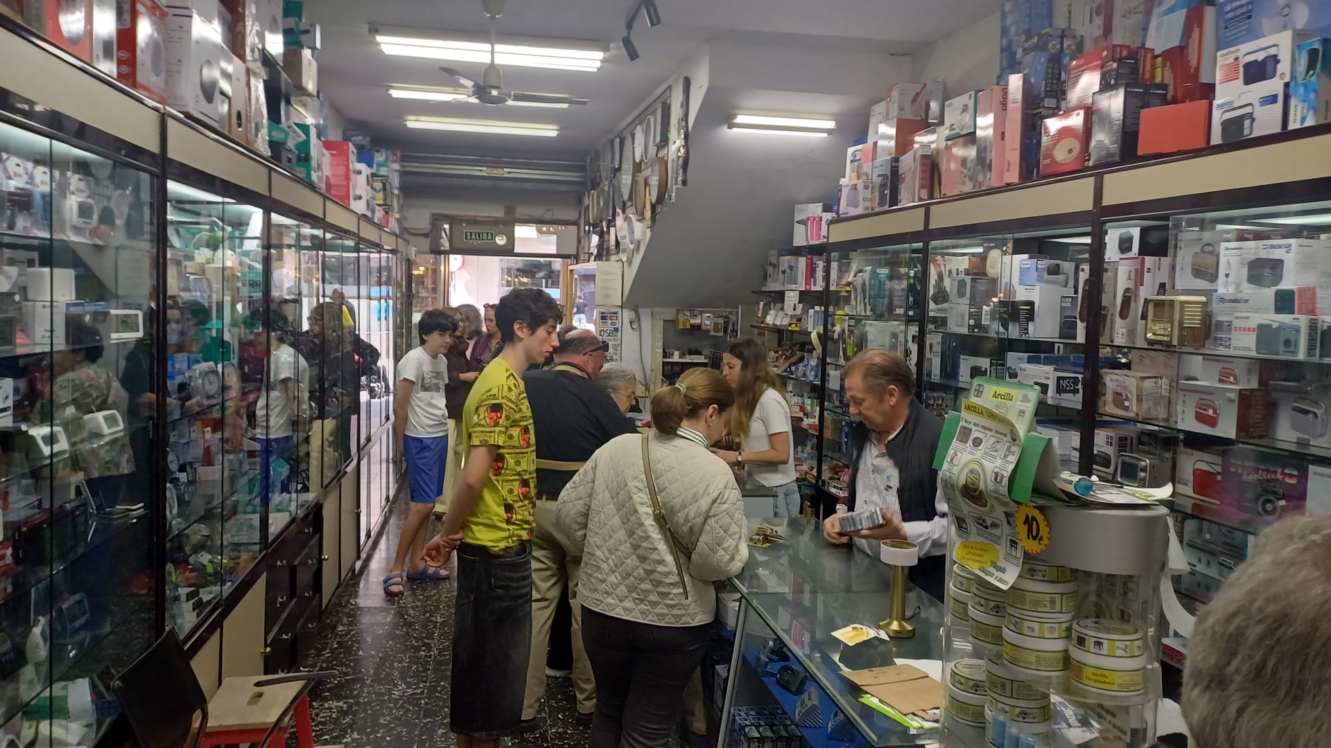 Pepe Gajino, de Lagares: "Radios, pilas y linternas, menú del día de ventas el lunes de apagón" Pepe Gajino, de Lagares: "Radios, pilas y linternas, menú del día de ventas el lunes de apagón"