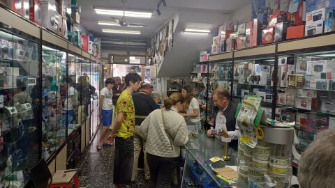 Pepe Gajino y su hija María atienden a los clientes en Lagares