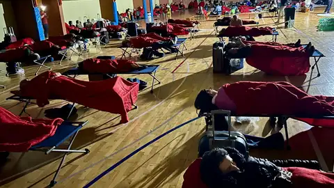 El Ayuntamiento de Cuenca habilitó el polideportivo San Fernando de la ciudad para que los viajeros pudieran pernoctar este lunes El Ayuntamiento de Cuenca habilitó el polideportivo San Fernando de la ciudad para que los viajeros pudieran pernoctar este lunes