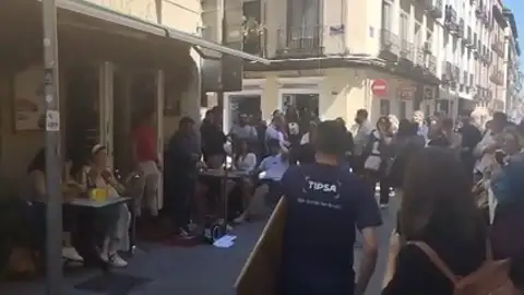 O Rádio Onda Cero soa em volume total no bairro de Chueca durante o grande blecaute O Rádio Onda Cero soa em volume total no bairro de Chueca durante o grande blecaute