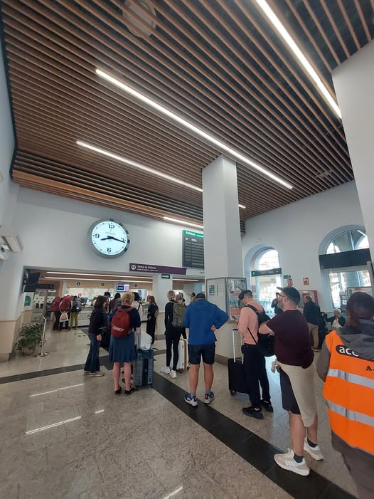 Decenas de viajeros hacen cola en la estación de ferrocarril de Santiago tras la suspensión del tráfico ferroviario Decenas de viajeros hacen cola en la estación de ferrocarril de Santiago tras la suspensión del tráfico ferroviario