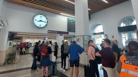 Decenas de viajeros hacen cola en la estación de ferrocarril de Santiago tras la suspensión del tráfico ferroviario