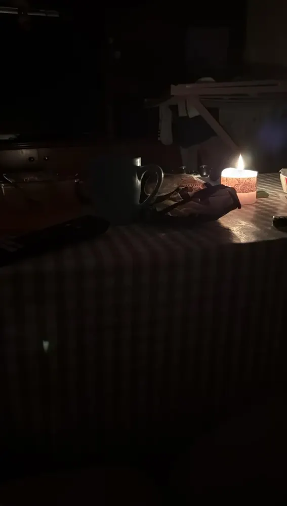 Cenas a la luz de las velas durante el apagón Cenas a la luz de las velas durante el apagón