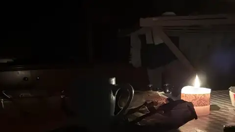 Cenas a la luz de las velas durante el apagón Cenas a la luz de las velas durante el apagón