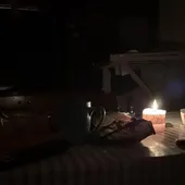 Cenas a la luz de las velas durante el apagón Cenas a la luz de las velas durante el apagón