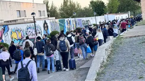 Viajeros de un tren afectado por el apagón en Malagón Viajeros de un tren afectado por el apagón en Malagón