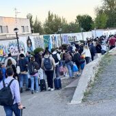 Viajeros de un tren afectado por el apagón en Malagón