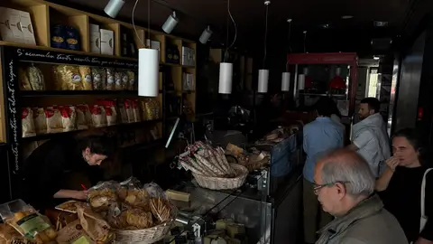 El precio de pasar un día sin luz: así ha afectado a la economía española el gran apagón El precio de pasar un día sin luz: así ha afectado a la economía española el gran apagón