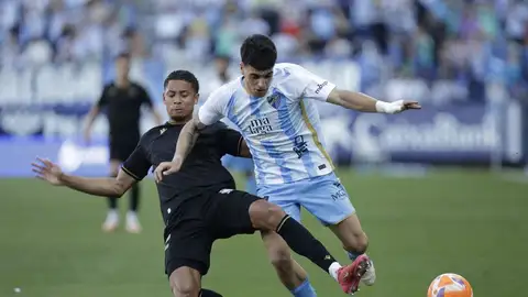 Chirino trata de frenar a un rival en el partido frente al Málaga Chirino trata de frenar a un rival en el partido frente al Málaga