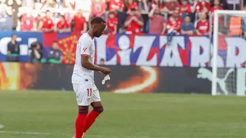 El extremo belga del Sevilla Dodi Lukébakio abandona el terreno de juego tras recibir tarjeta roj, durante el partido de la jornada 33 de LaLiga EA Sports, entre el Osasuna y el Sevilla, en el estadio El Sadar de Pamplona El extremo belga del Sevilla Dodi Lukébakio abandona el terreno de juego tras recibir tarjeta roj, durante el partido de la jornada 33 de LaLiga EA Sports, entre el Osasuna y el Sevilla, en el estadio El Sadar de Pamplona