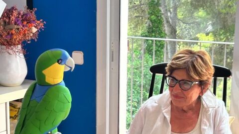 Onorato hablando con una mujer