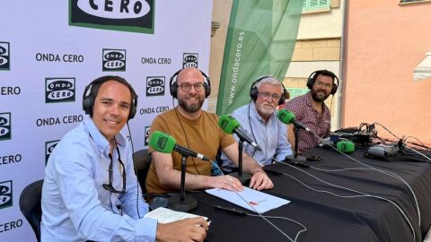 El presidente de la agrupaci&oacute;n hotelera de Alc&uacute;dia y Can Picafort, Pablo Riera-Mars&aacute;, el periodista de Onda Cero Mart&iacute; Rodr&iacute;guez, el regidor de turismo del Ayuntamiento de Alc&uacute;dia, Juan Jos&eacute; Send&iacute;n, y el t&eacute;cnico de sonido de Onda Cero Rafel Barcel&oacute;.