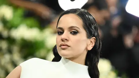 Rosalía deslumbra en la Met Gala 2025 con un vestido escultural de Balmain Rosalía deslumbra en la Met Gala 2025 con un vestido escultural de Balmain