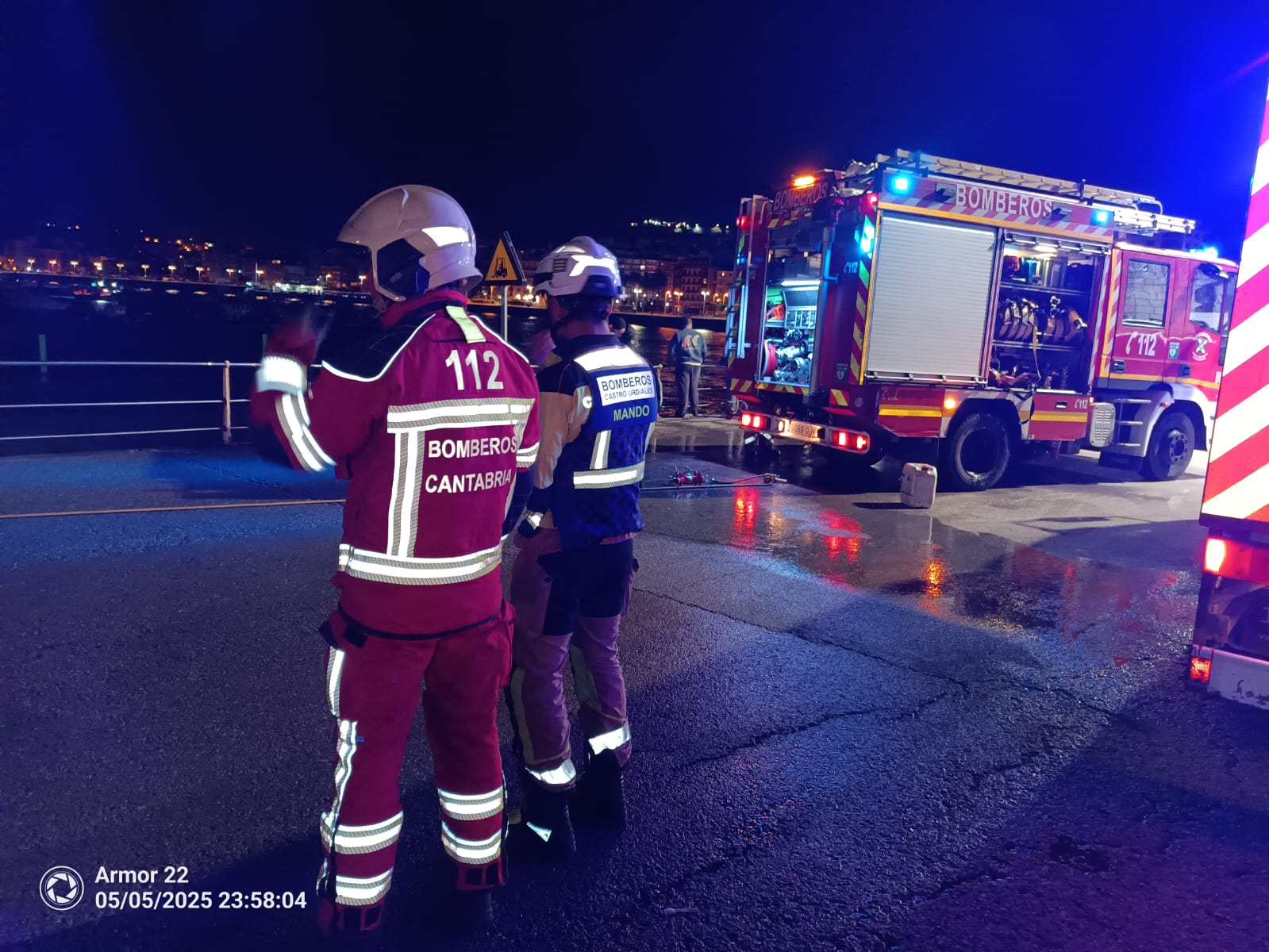 Un incendio quema tres embarcaciones de recreo en Castro Urdiles hundiendo dos de ellas Un incendio quema tres embarcaciones de recreo en Castro Urdiles hundiendo dos de ellas