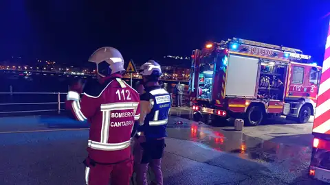 Un incendio quema tres embarcaciones de recreo en Castro Urdiles Un incendio quema tres embarcaciones de recreo en Castro Urdiles