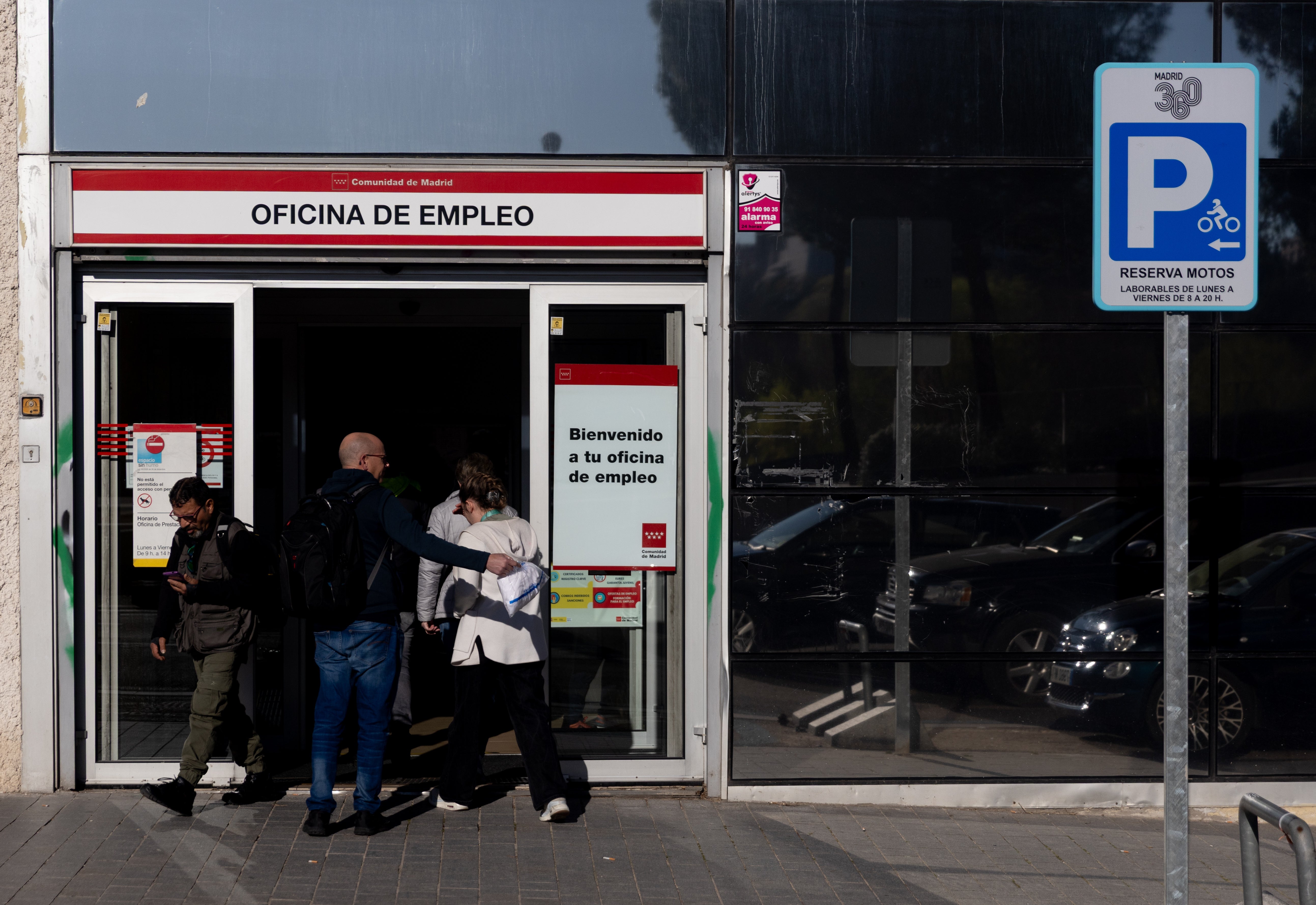 El paro baja en 67.420 personas, hasta los dos millones y medio, la menor cifra en 17 años El paro baja en 67.420 personas, hasta los dos millones y medio, la menor cifra en 17 años