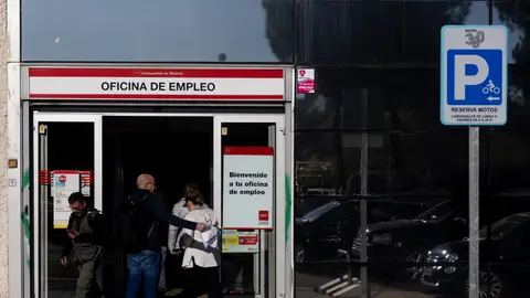 Varias personas entran a una oficina de empleo en Madrid Varias personas entran a una oficina de empleo en Madrid