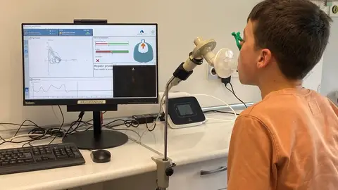 Niño haciendo una espirometría Niño haciendo una espirometría