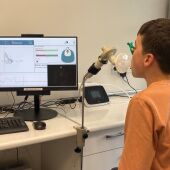 Niño haciendo una espirometría
