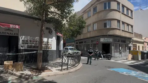 Imagen del Bar Arenales (Las Palmas de GC) con la Guardia Civil registrando el local tras la detención de su dueño por el presunto homicidio de una mujer Imagen del Bar Arenales (Las Palmas de GC) con la Guardia Civil registrando el local tras la detención de su dueño por el presunto homicidio de una mujer