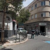 Imagen del Bar Arenales (Las Palmas de GC) con la Guardia Civil registrando el local tras la detención de su dueño por el presunto homicidio de una mujer