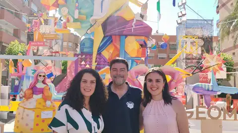 El alcalde Luis Barcala y las concejalas de fiestas y cultura junto a uno de los monumentos 2024 El alcalde Luis Barcala y las concejalas de fiestas y cultura junto a uno de los monumentos 2024