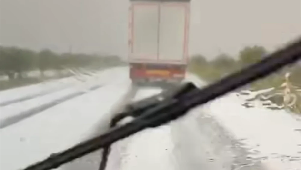 Imagen captada por un conductor en la carretera entre Quintanar y Casasimarro, este miércoles Imagen captada por un conductor en la carretera entre Quintanar y Casasimarro, este miércoles