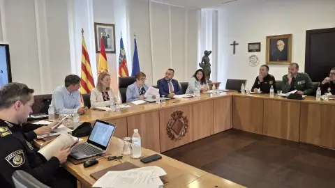 El alcalde de Vila-real, José Benlloch, y la subdelegada del Gobierno, Antonia García Valls, han presidido la Junta Local de Seguridad con motivo de las fiestas de San Pascual. El alcalde de Vila-real, José Benlloch, y la subdelegada del Gobierno, Antonia García Valls, han presidido la Junta Local de Seguridad con motivo de las fiestas de San Pascual.