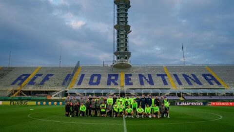 La plantilla del Betis posa sobre el césped del Artemio Franchi.