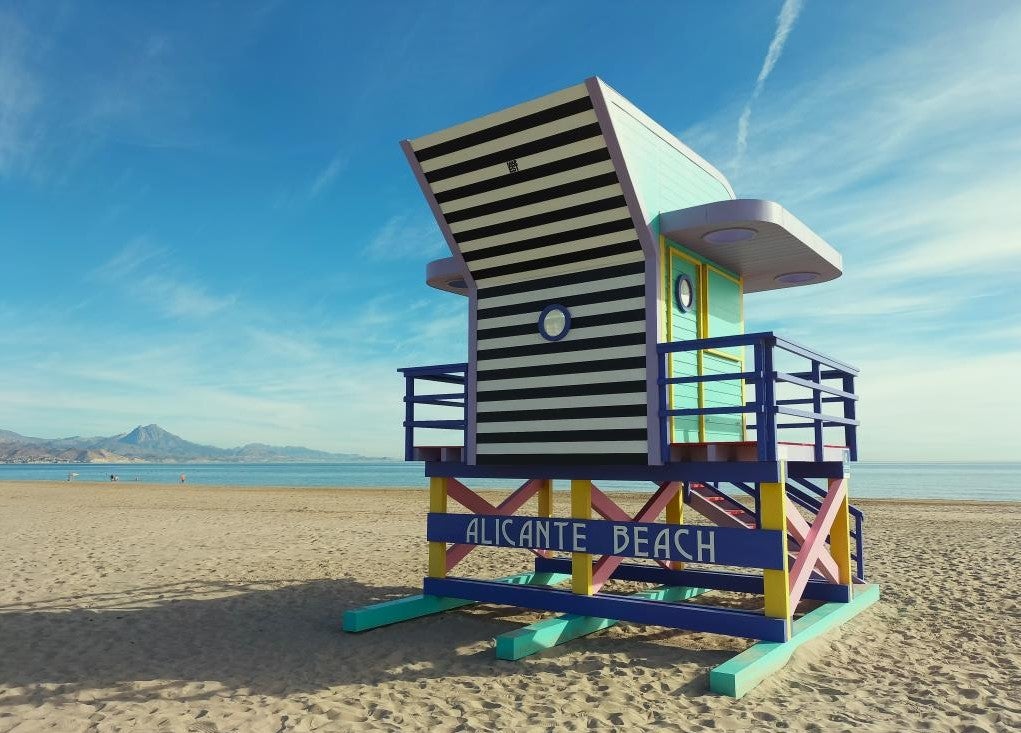 Cuatro banderas azules para Alicante y San Juan la mantiene después de 39 años Cuatro banderas azules para Alicante y San Juan la mantiene después de 39 años