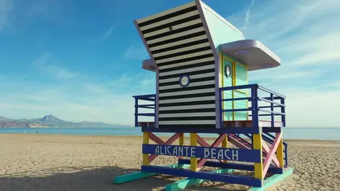 Una de las casetas de la playa de San Juan Una de las casetas de la playa de San Juan