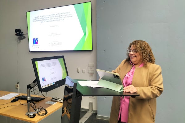 La investigadora Dennis Muñoz, primera persona amb discapacitat visual greu a defensar una tesi doctoral a l’UJI La investigadora Dennis Muñoz, primera persona amb discapacitat visual greu a defensar una tesi doctoral a l’UJI